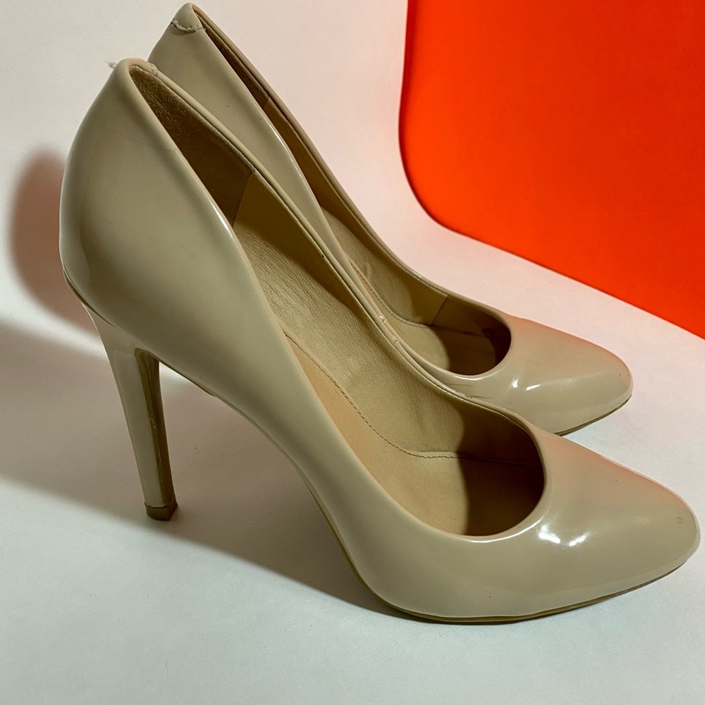 Nude pumps